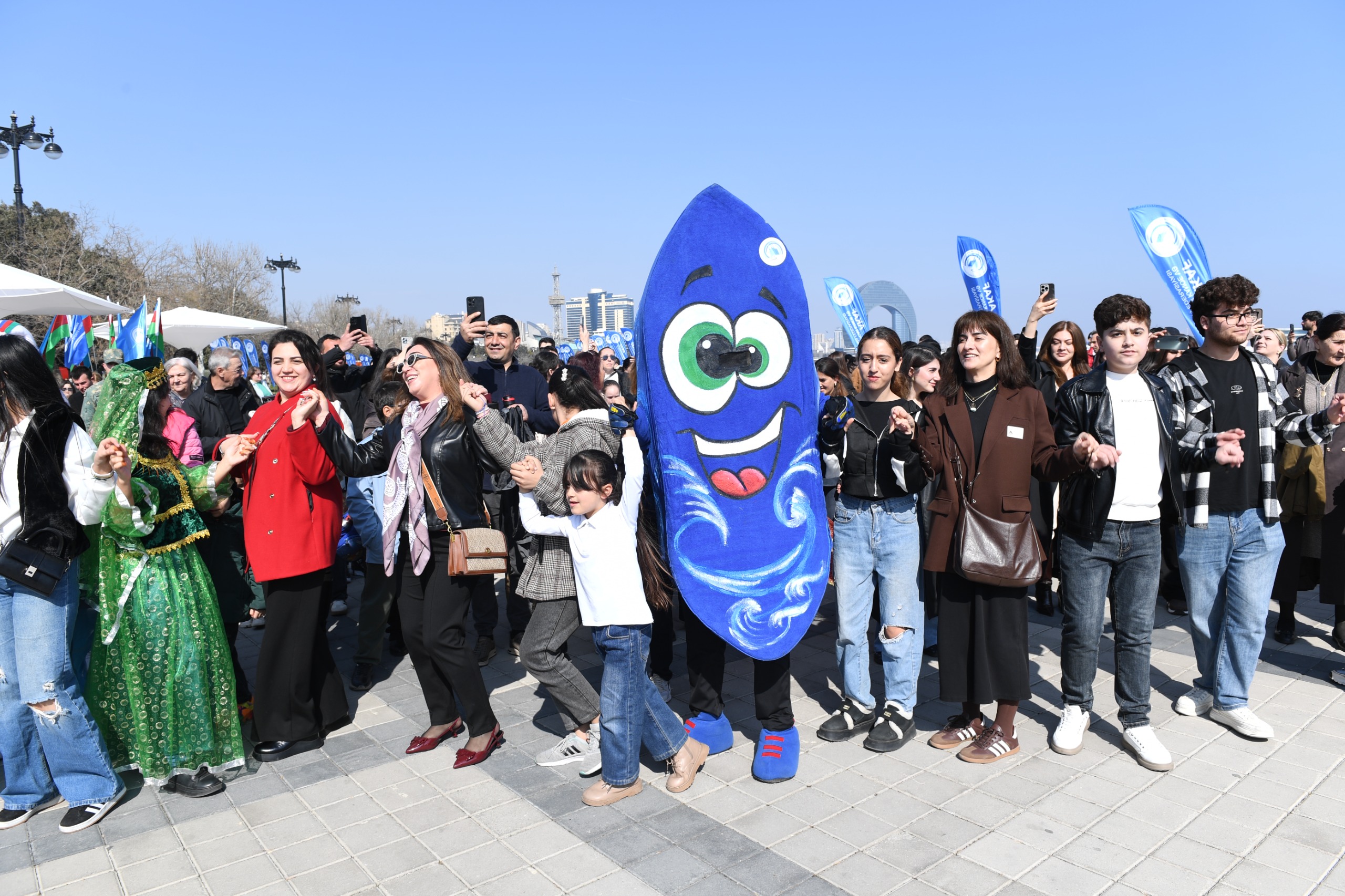 Bakıda Xəzərin suları avarçəkmə və yelkənli qayıqlarla bəzəndi (FOTO)